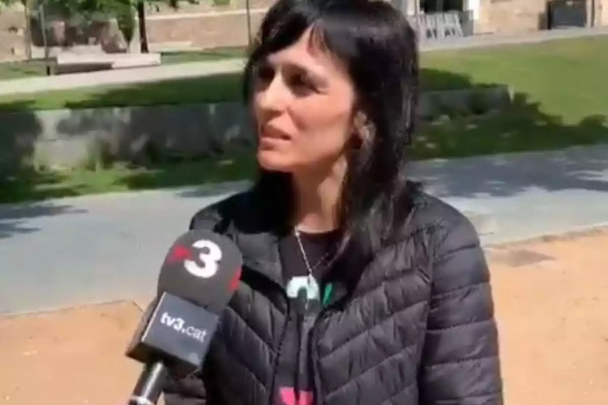 Sílvia Orriols a Ripoll, amb un micro de TV3
