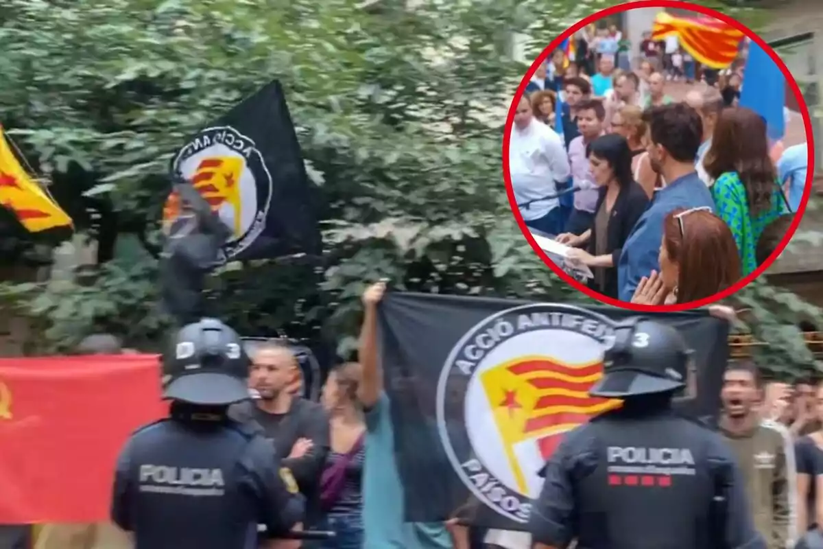 Manifestació amb banderes i presència policial, amb un requadre que mostra un grup de persones en un esdeveniment.