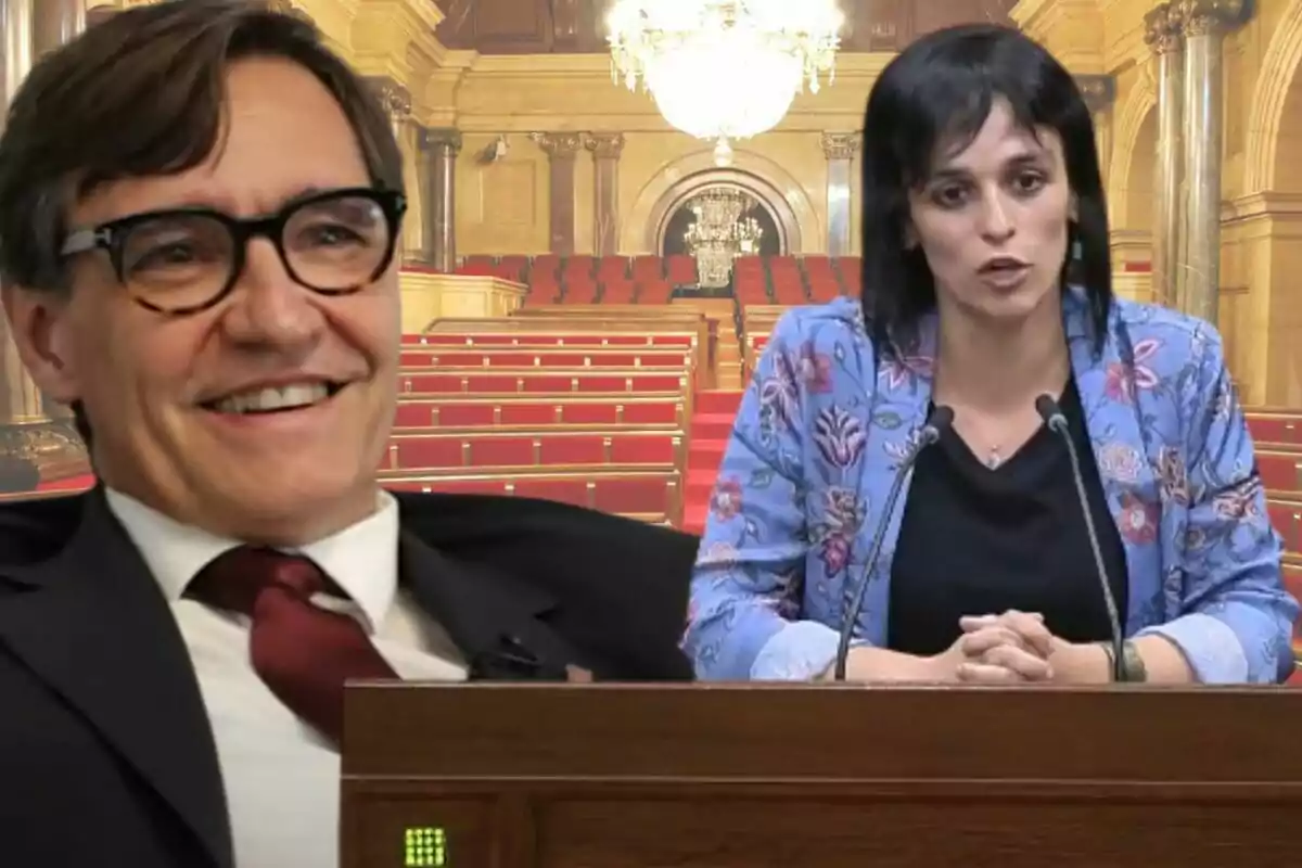 Dues persones en un entorn parlamentari, una somrient i l'altra parlant des d'un podi.