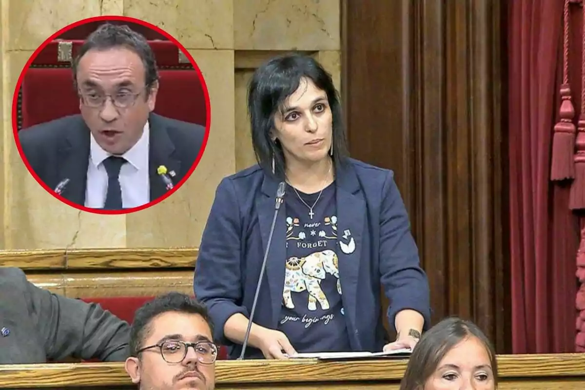 Una dona parlant en un podi amb la imatge d'un home en un cercle vermell a la cantonada superior esquerra.