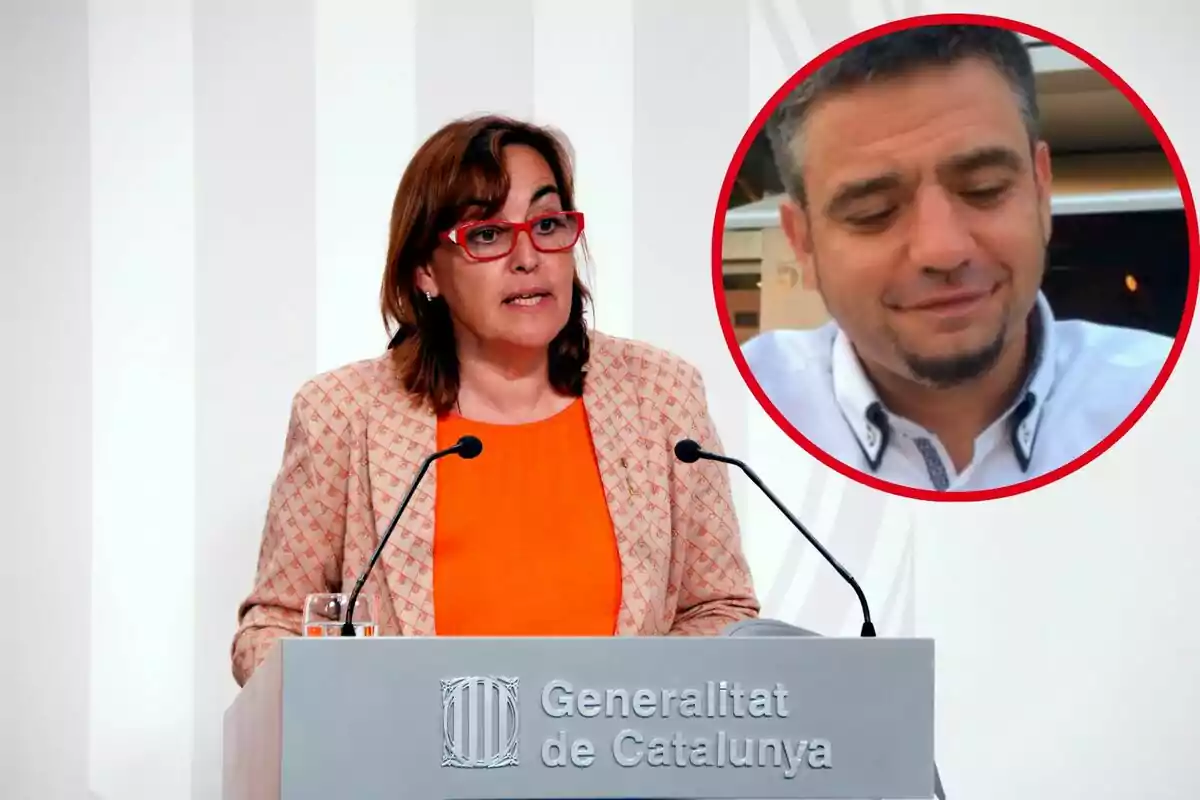 Una dona amb ulleres vermelles i jaqueta beix parla en un podi de la Generalitat de Catalunya, amb la imatge d?un home en un cercle vermell a la cantonada superior dreta.