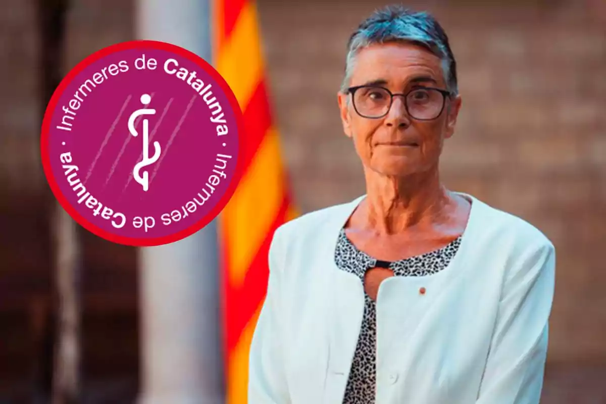 Dona amb ulleres i cabell curt canós, vestida amb jaqueta blanca, al costat d'un logotip circular d'Infermeres de Catalunya i una bandera catalana de fons.