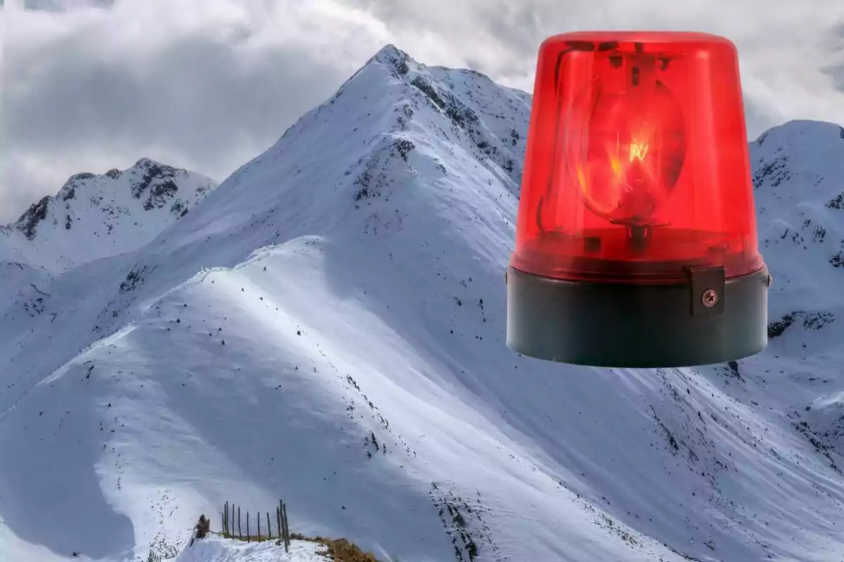 Una sirena vermella superposada sobre un paisatge de muntanyes nevades.