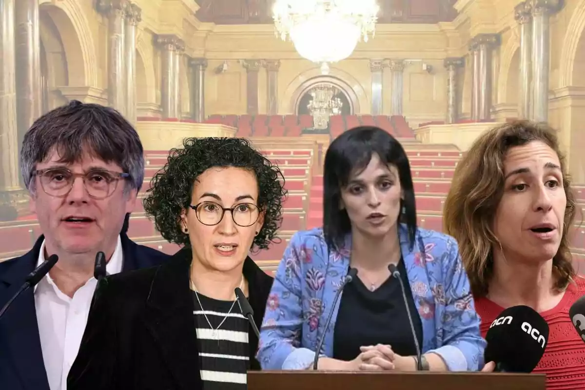 Cuatro personas hablando en un parlamento con un fondo de asientos rojos y columnas.