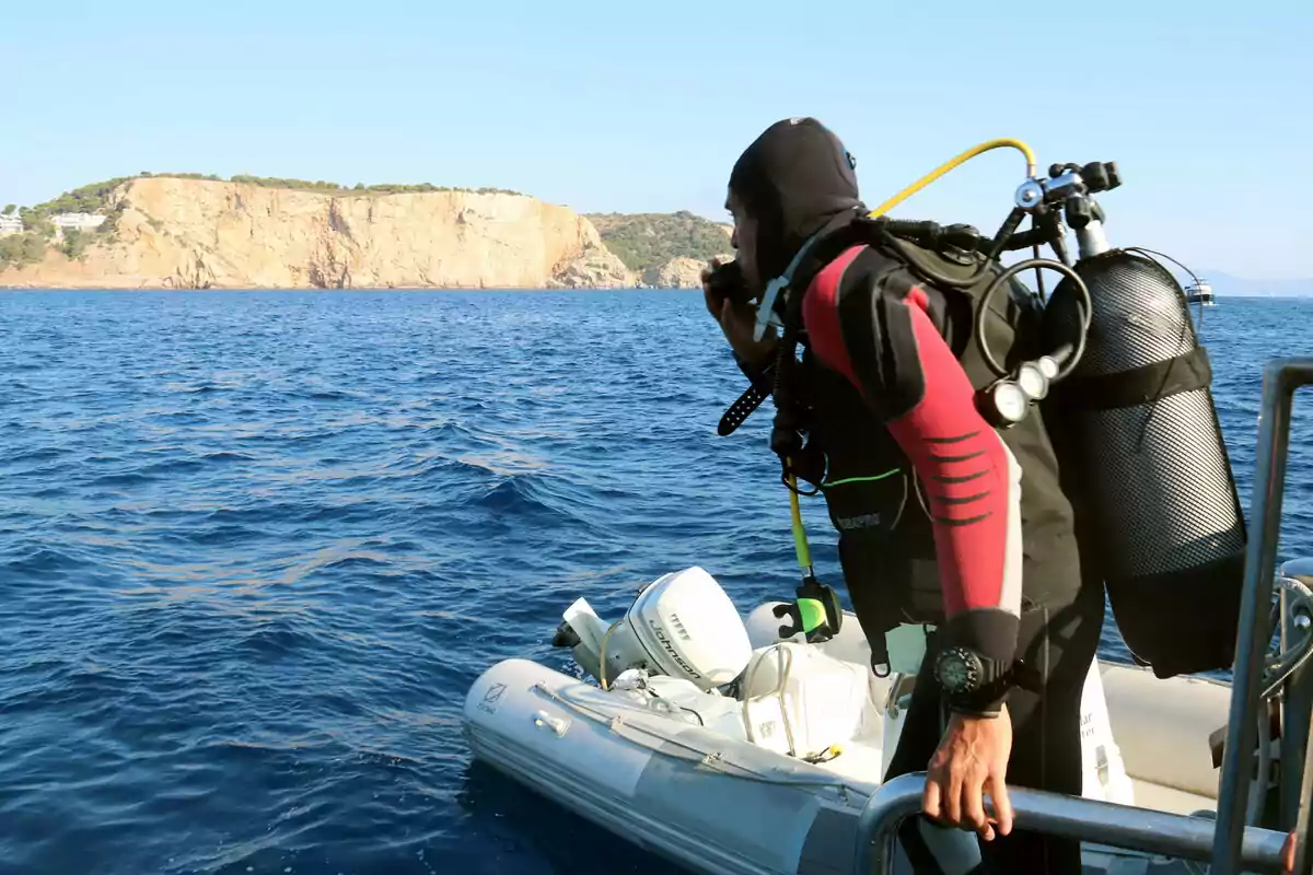 Persona fent submarinisme a les Illes Medes (2022) Persona fent submarinisme a les Illes Medes (2022)