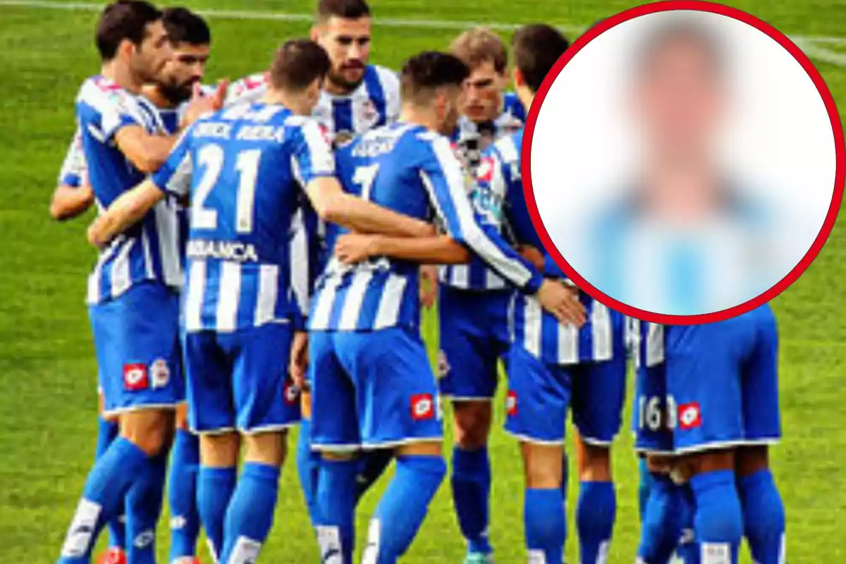 Jugadores de fútbol con uniformes azules y blancos se abrazan en el campo antes de un partido.