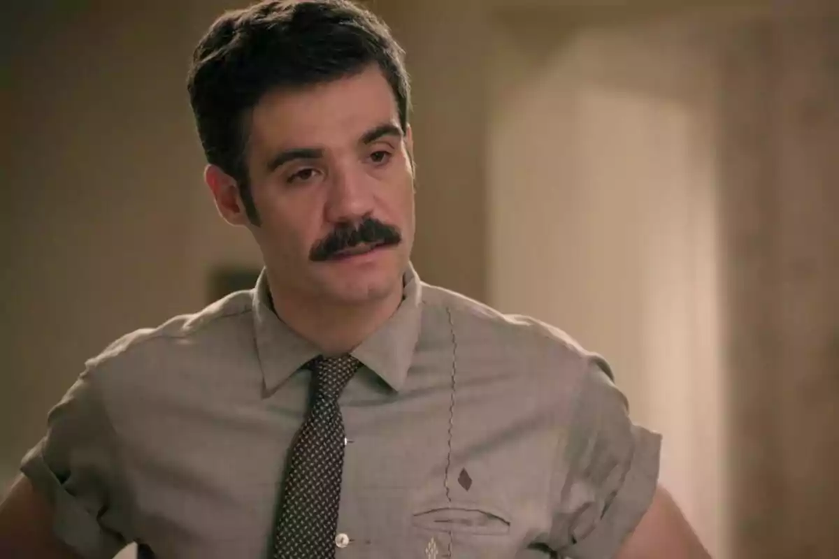 Joaquín con bigote y camisa gris mira hacia adelante con expresión seria. Captura de 'Sueños de libertad' Joaquín con bigote y camisa gris mira hacia adelante con expresión seria. Captura de 'Sueños de libertad'