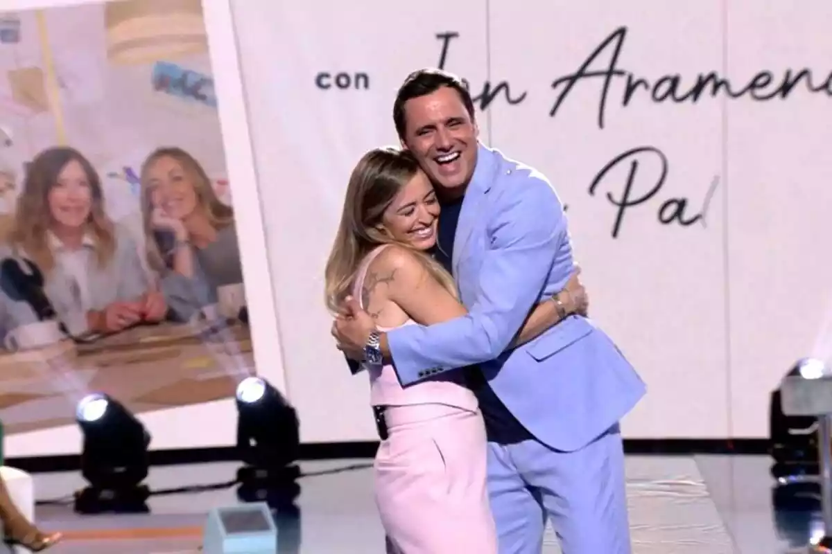 Captura de 'Supervivientes' con María Amores y Ion Aramendi abrazados en plató el 18 de junio de 2023 Captura de 'Supervivientes' con María Amores y Ion Aramendi abrazados en plató el 18 de junio de 2023