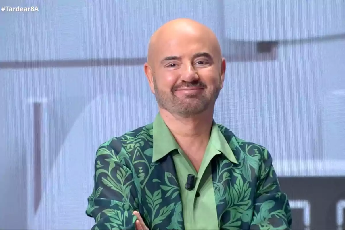 Luis Pliego sonríe mientras lleva una camisa verde con un diseño de hojas. Captura de 'TardeAR' Luis Pliego sonríe mientras lleva una camisa verde con un diseño de hojas. Captura de 'TardeAR'