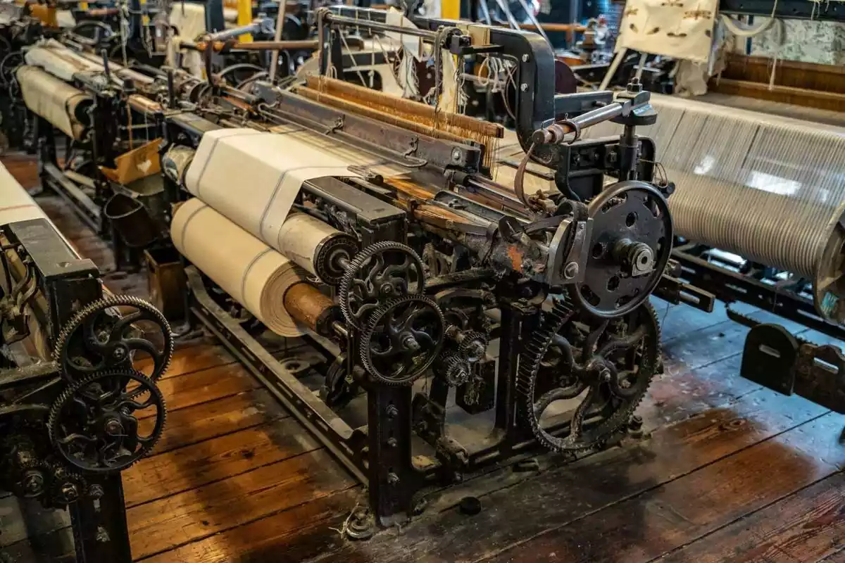 Una màquina antiga de fabricació de teles