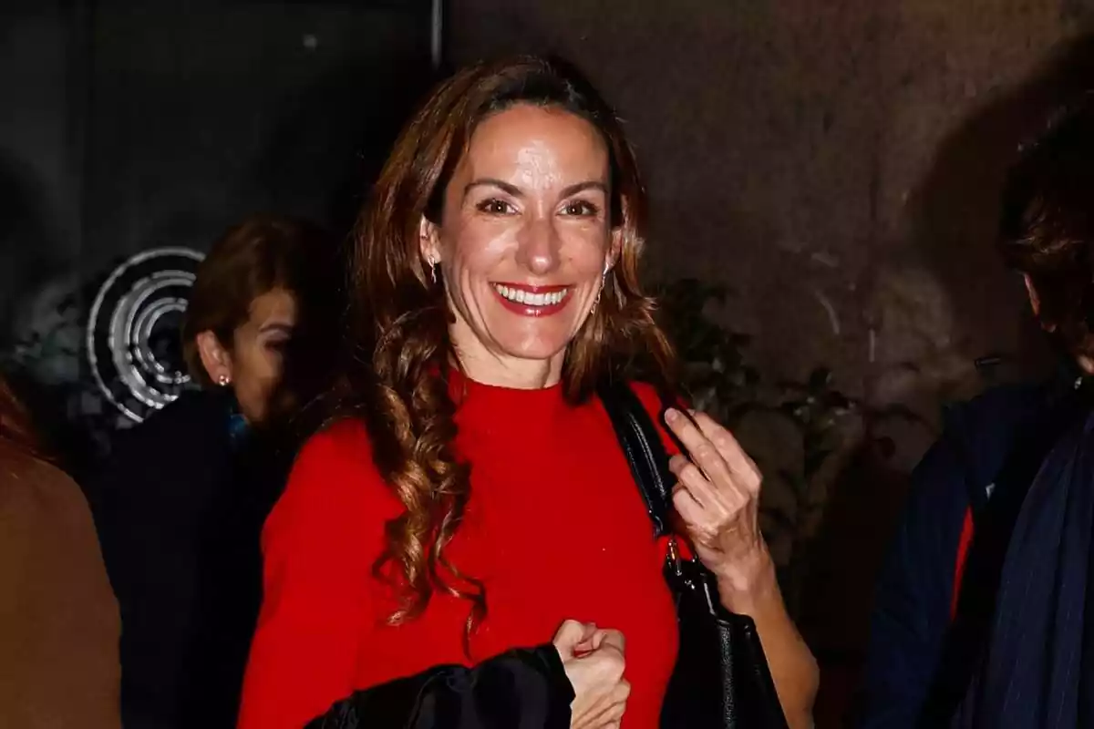Plano corto de Telma Ortiz sonriente saliendo de un restaurante después de haber disfrutado de una cena privada junto a Hillary Clinton, a 22 de enero de 2024, en Madrid Plano corto de Telma Ortiz sonriente saliendo de un restaurante después de haber disfrutado de una cena privada junto a Hillary Clinton, a 22 de enero de 2024, en Madrid