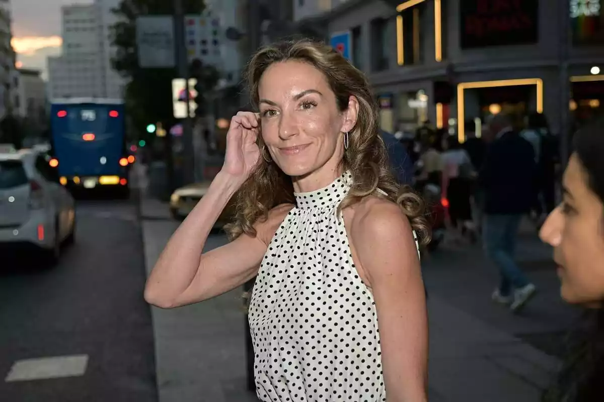 Telma Ortiz somrient amb la mà a l'orella i una samarreta de talps al carrer Telma Ortiz somrient amb la mà a l'orella i una samarreta de talps al carrer