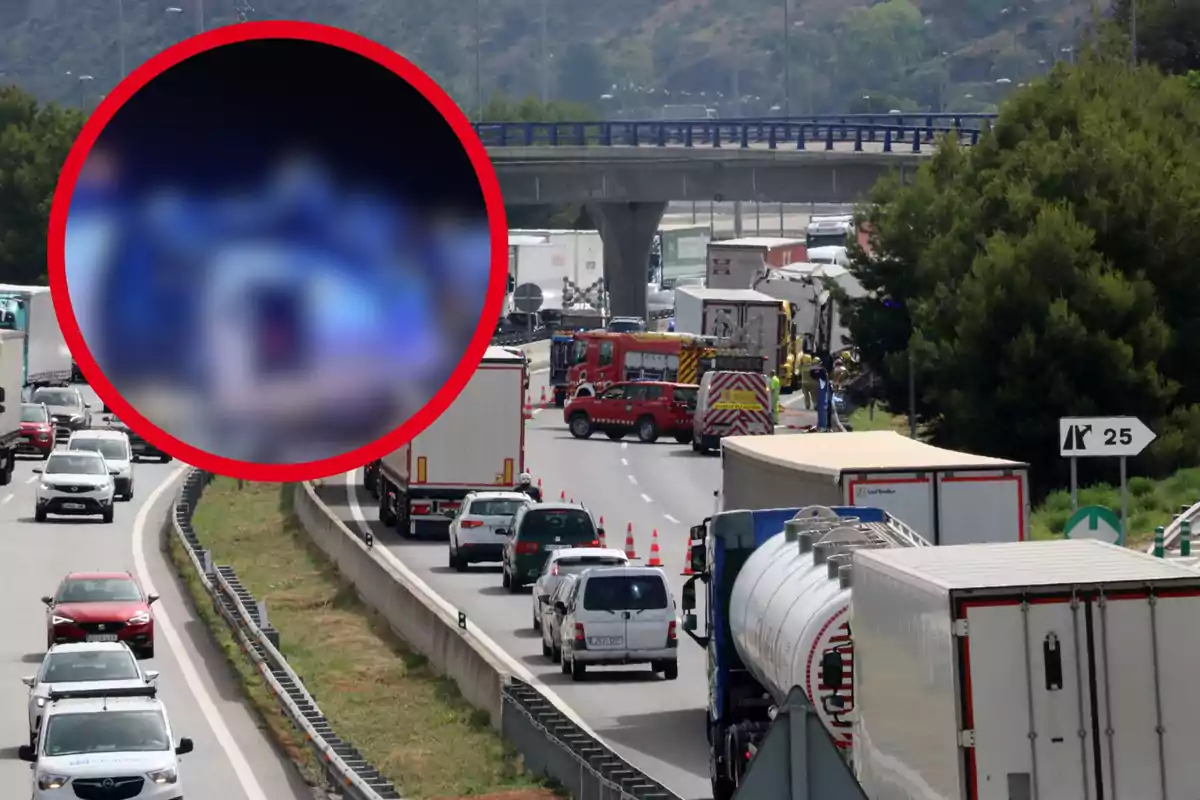 Accident de trànsit a una autopista amb presència de vehicles d'emergència i trànsit detingut.