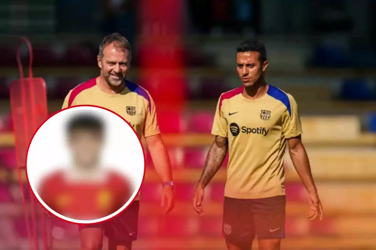 Dos personas caminando en un campo de entrenamiento de fútbol, ambas con camisetas de entrenamiento del FC Barcelona, con un círculo borroso en la parte inferior izquierda.