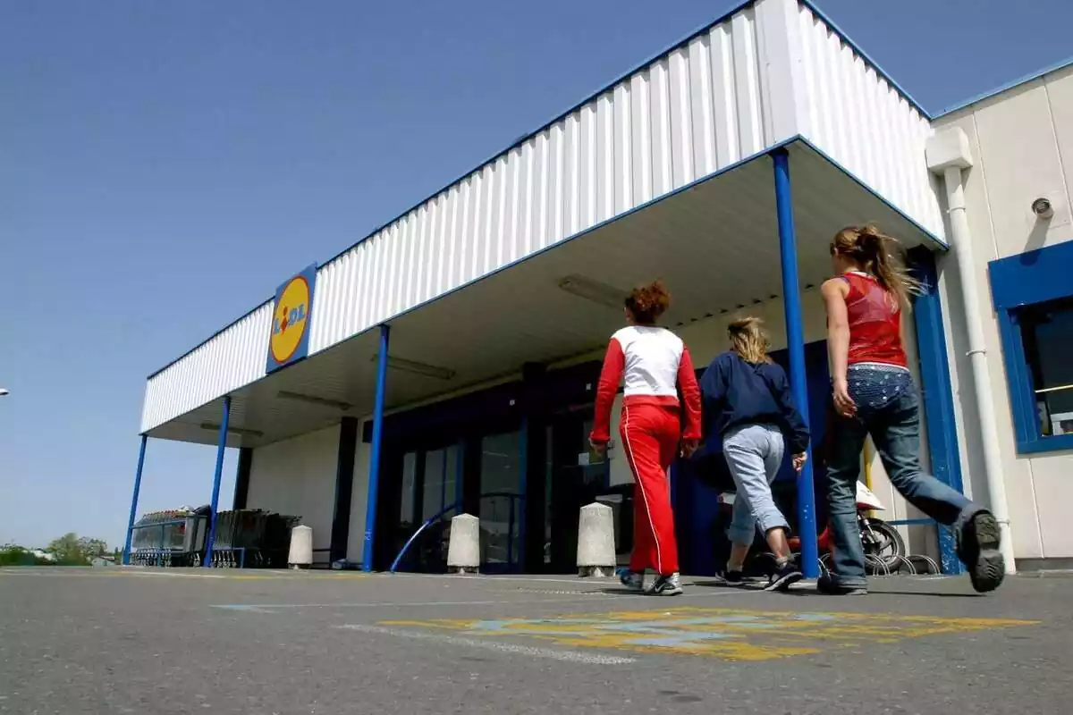 Tres clientas caminan en dirección a la entrada de la tienda Lidl