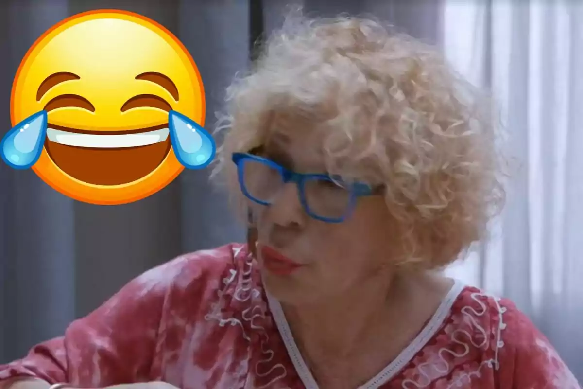 Una persona amb ulleres blaves i cabell arrissat ros, amb una gran cara de riure emoji superposada.