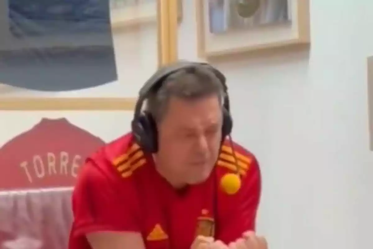 Tomás Roncero amb la samarreta de la selecció espanyola i auriculars
