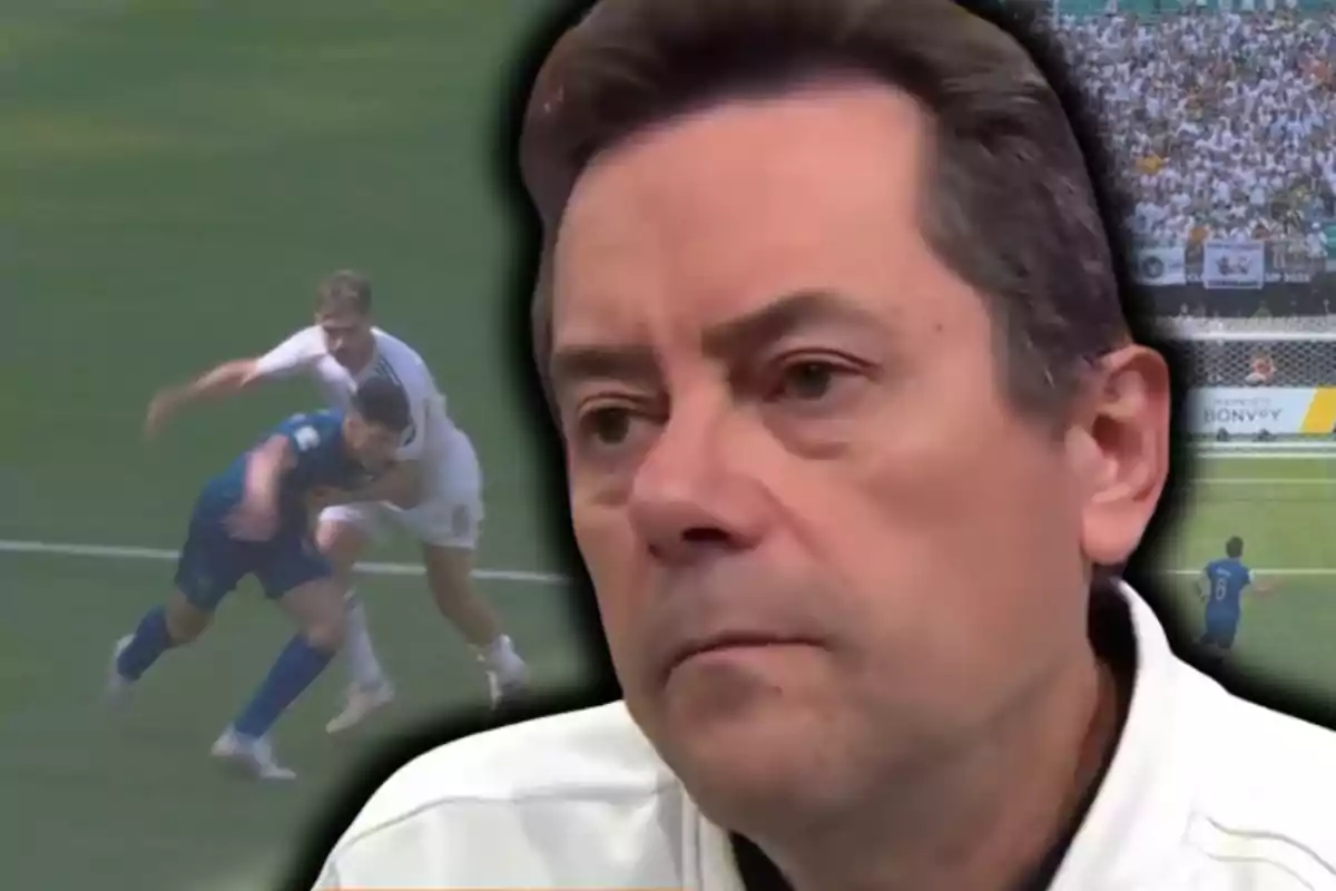 Home amb expressió seriosa en primer pla i escenes d’un partit de futbol desenfocades al fons