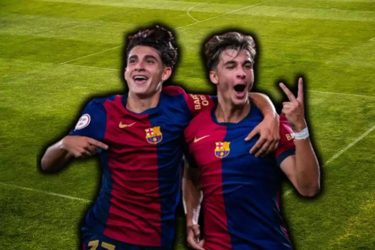 Dos jugadores de fútbol del FC Barcelona celebrando en el campo.