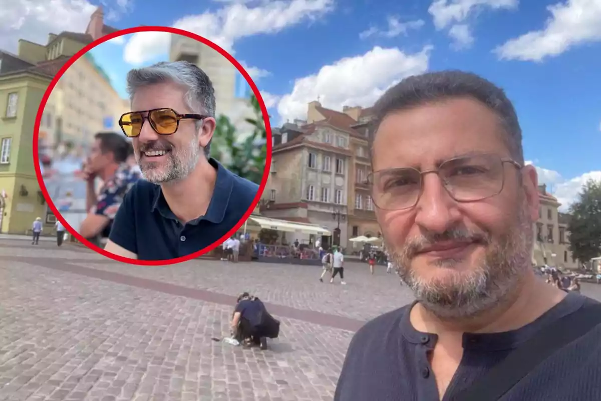 Un home amb ulleres i barba es pren una selfie en una plaça empedrada amb edificis antics al fons, mentre en un cercle vermell se'n mostra una altra imatge somrient i usant ulleres de sol.