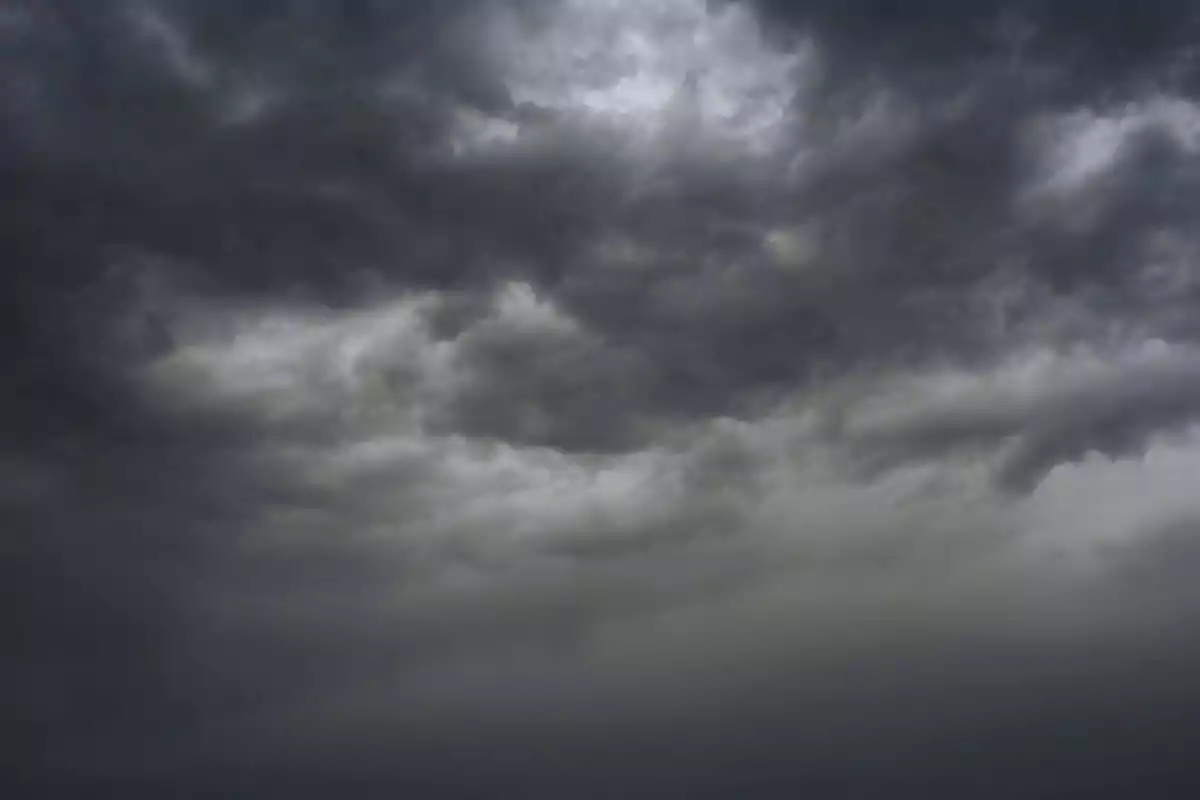 Cielo cubierto de nubes oscuras y densas.