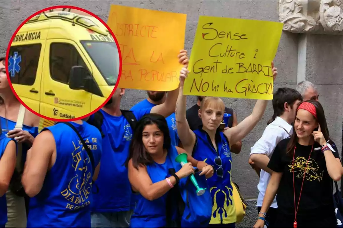 Un grup de persones vestides amb samarretes blaves sosté cartells de protesta mentre una ambulància groga està estacionada a prop.