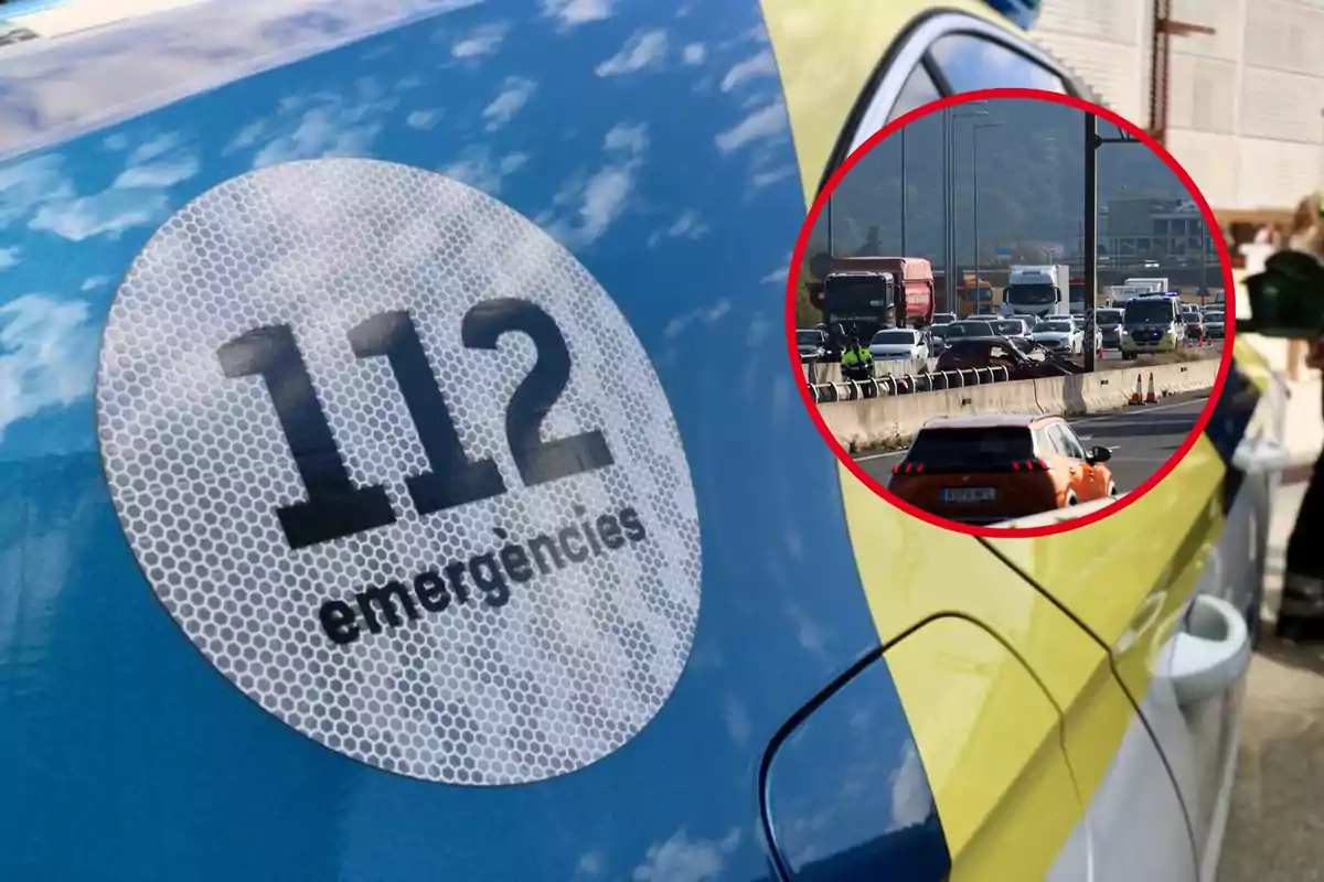 Un cotxe d?emergències amb el número 112 a la porta i una imatge inserida d?un embús en una carretera.