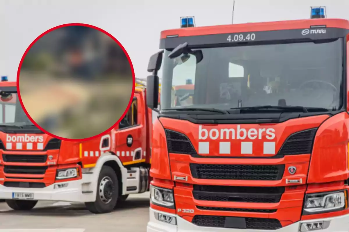 Dos camions de bombers vermells amb la paraula bombers al front estan estacionats, un darrere de l'altre, amb una imatge borrosa en un cercle vermell a la cantonada superior esquerra.