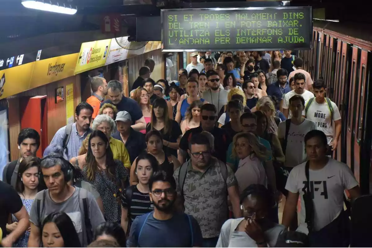 Gent al transport públic a Barcelona