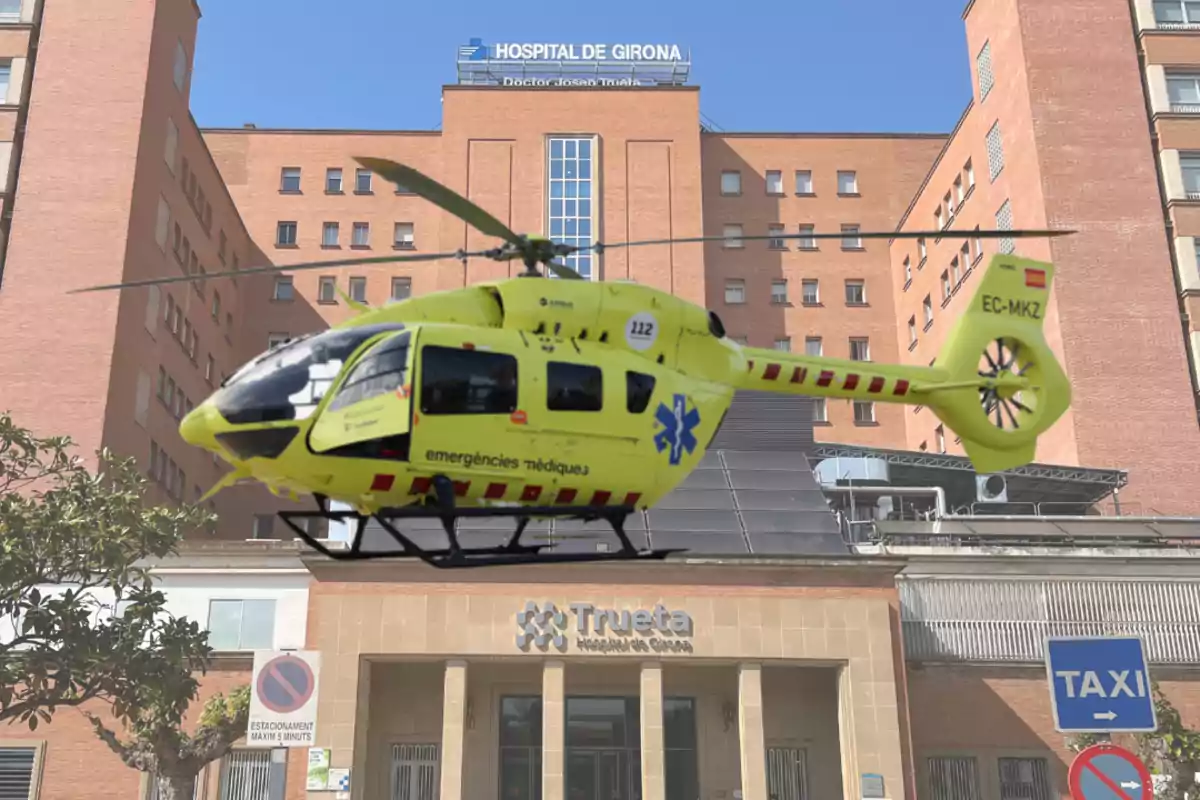 Helicòpter d’emergències mèdiques groc davant l’entrada principal de l’Hospital de Girona Doctor Josep Trueta