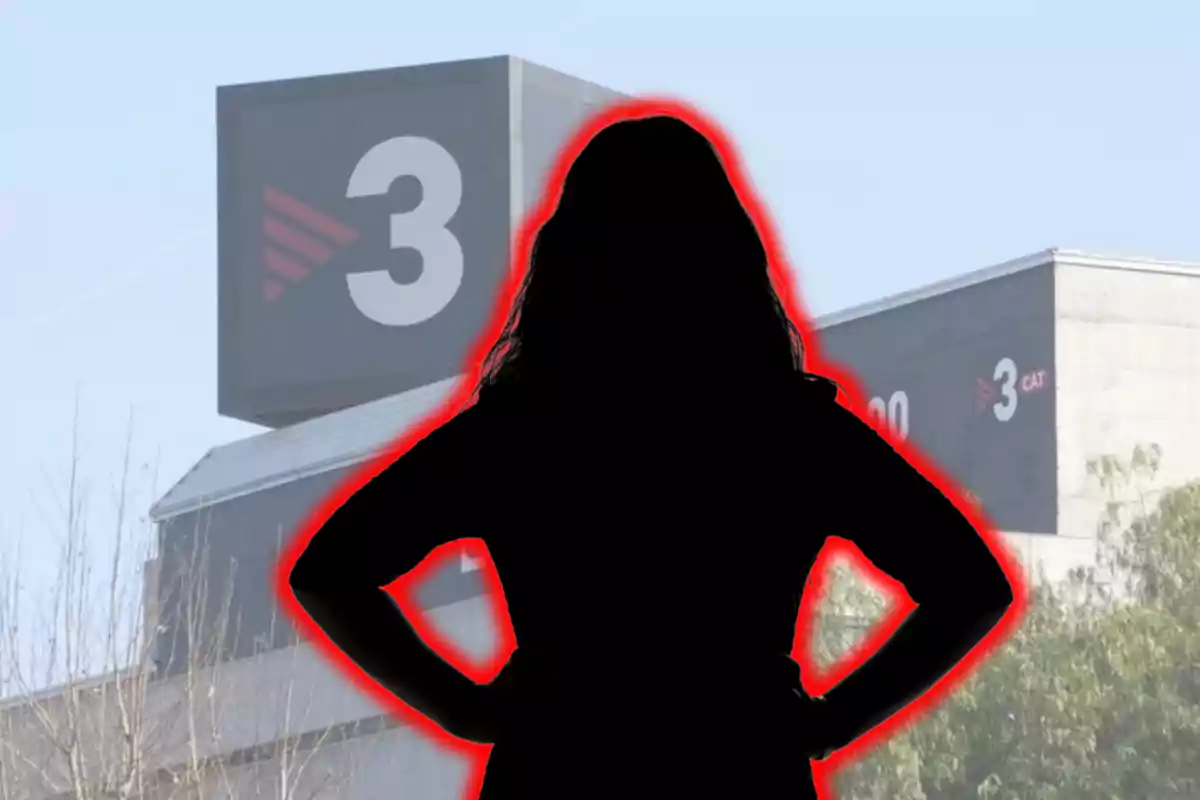 Silueta d'una persona davant d'un edifici amb el logotip d'un canal de televisió.