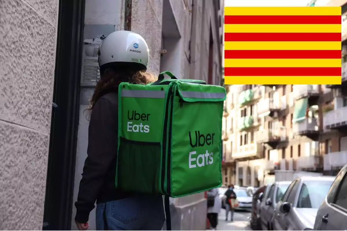 Muntatge amb una imatge d'una repartida d'Uber Eats i una bandera catalana a la cantonada superior dreta