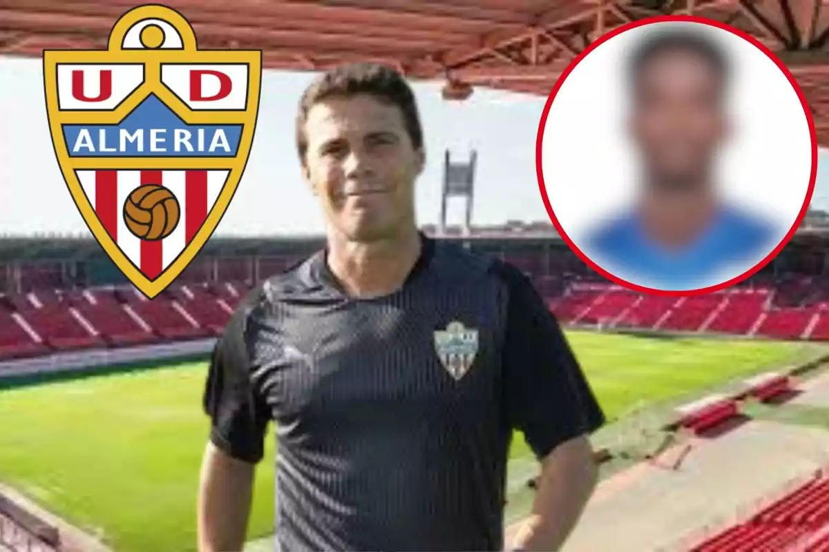 Un hombre con una camiseta de la UD Almería está de pie en un estadio de fútbol, con el escudo del equipo a su izquierda y una imagen borrosa de otra persona a su derecha.