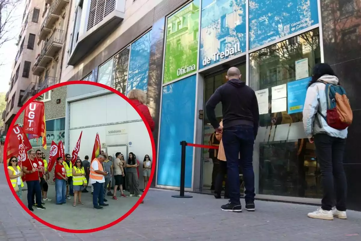 Persones fent fila a l'entrada d'una oficina d'ocupació, amb una imatge inserida d'una protesta de treballadors amb banderes i armilles reflectores.