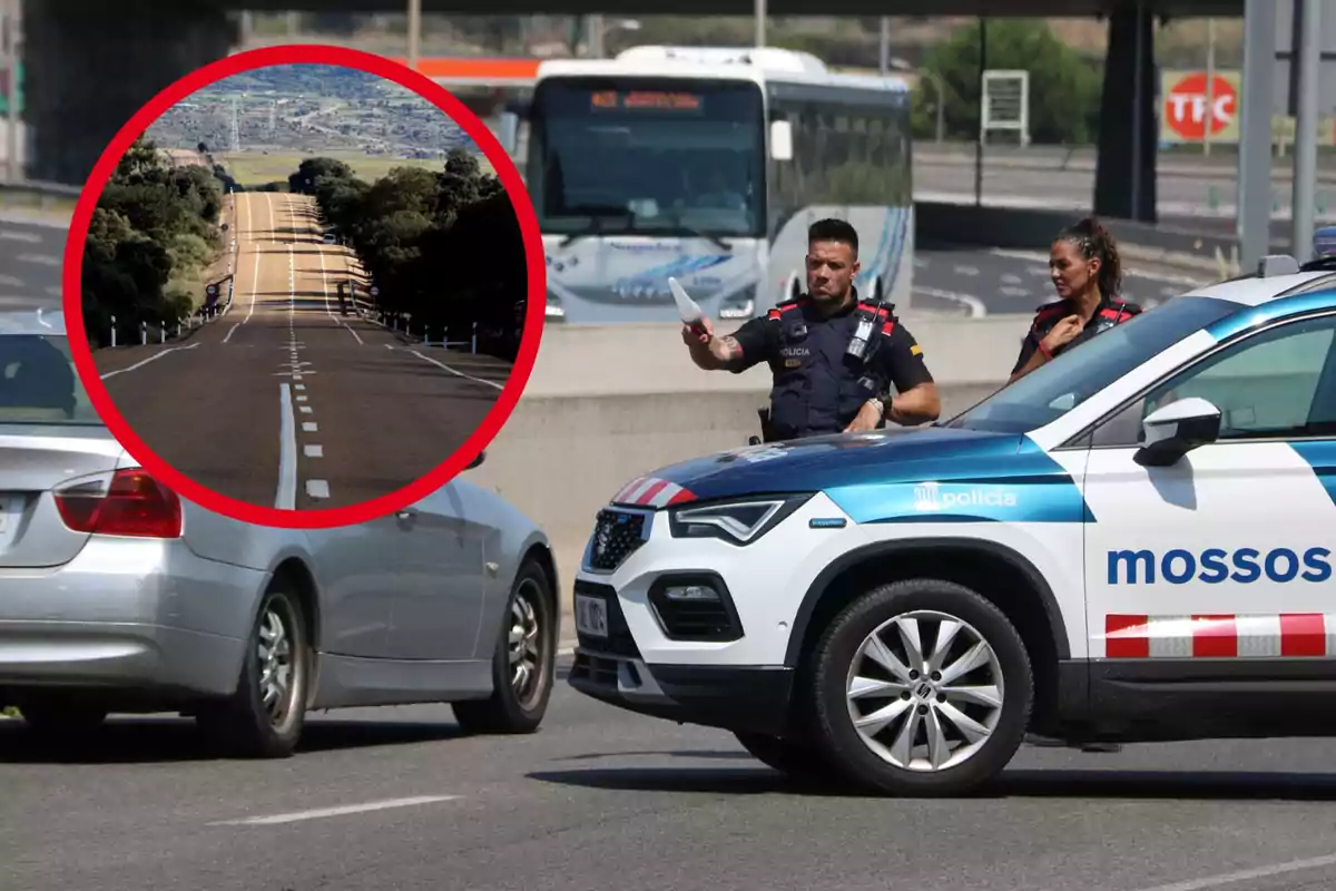 Dos agents de policia al costat d?un cotxe patrulla dels Mossos d?Esquadra en una carretera, amb una imatge inserida d?una carretera buida envoltada d?arbres.