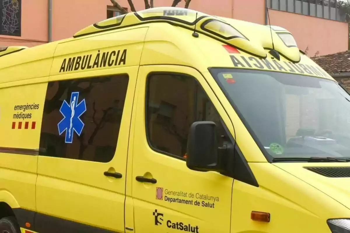 Una ambulància groga amb inscripcions en català del servei d?emergències mèdiques de la Generalitat de Catalunya.