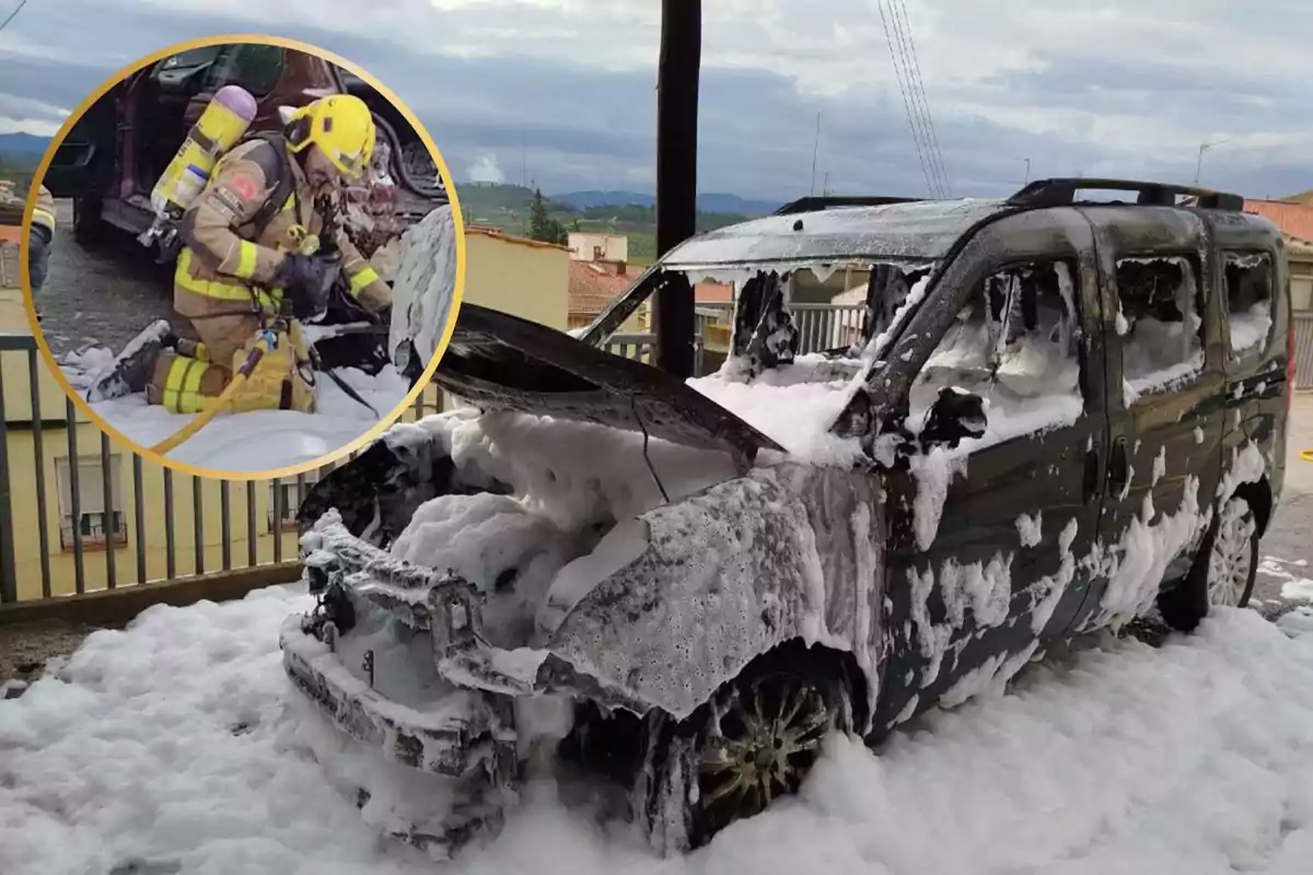 Bomberos apagando un incendio en un vehículo cubierto de espuma.