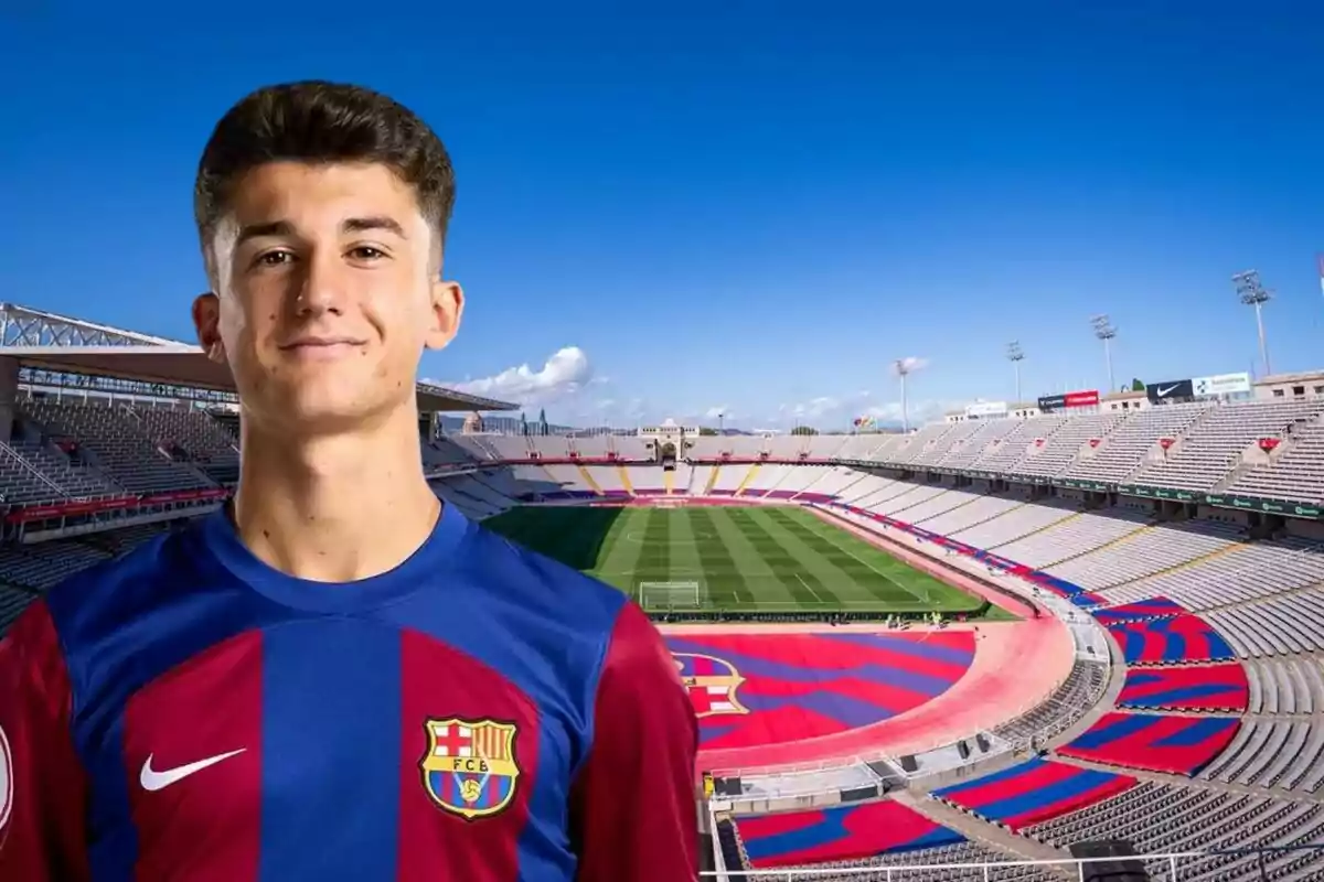 Un jugador de fútbol con la camiseta del FC Barcelona posando frente a un estadio vacío.