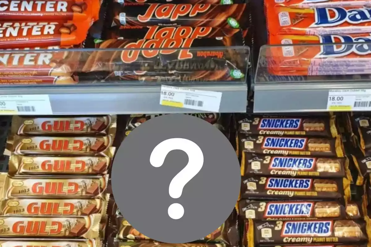 Estantes de supermercado con barras de chocolate de diferentes marcas.