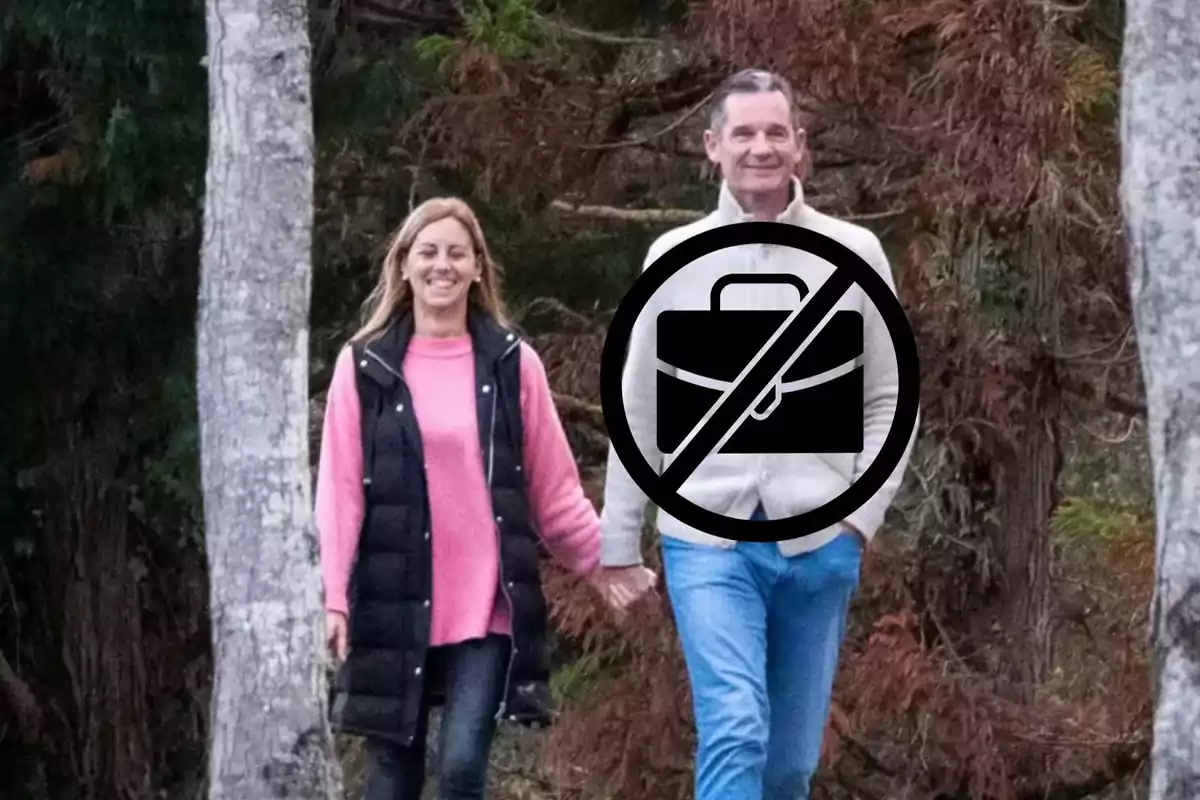 Una pareja caminando de la mano en un entorno natural con un símbolo de prohibición sobre una maleta.