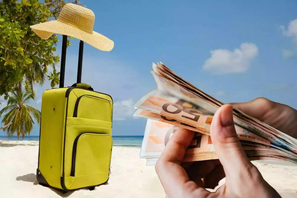 Muntatge amb una imatge de fons d'una platja amb una maleta i un barret de palla a sobre i a una cantonada una mà comptant bitllets de 50 euros Muntatge amb una imatge de fons d'una platja amb una maleta i un barret de palla a sobre i a una cantonada una mà comptant bitllets de 50 euros