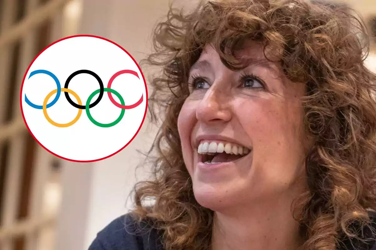 Una mujer sonriente con cabello rizado, junto al logo de los anillos olímpicos.