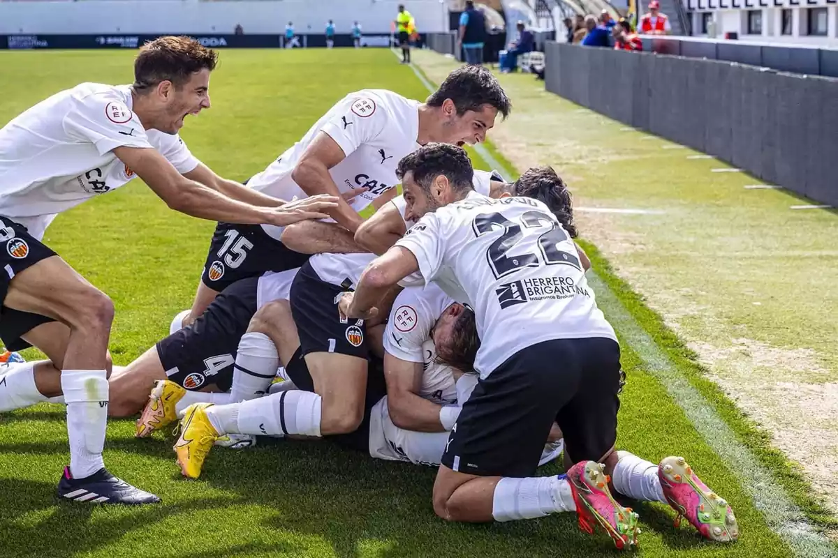 Jugadors del València Mestalla celebrant un gol