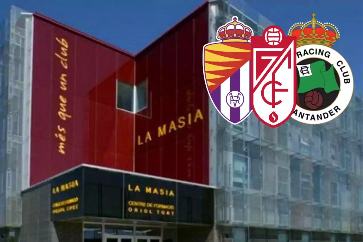 Escudos del Real Valladolid, Granada y Racing de Santander en La Masía