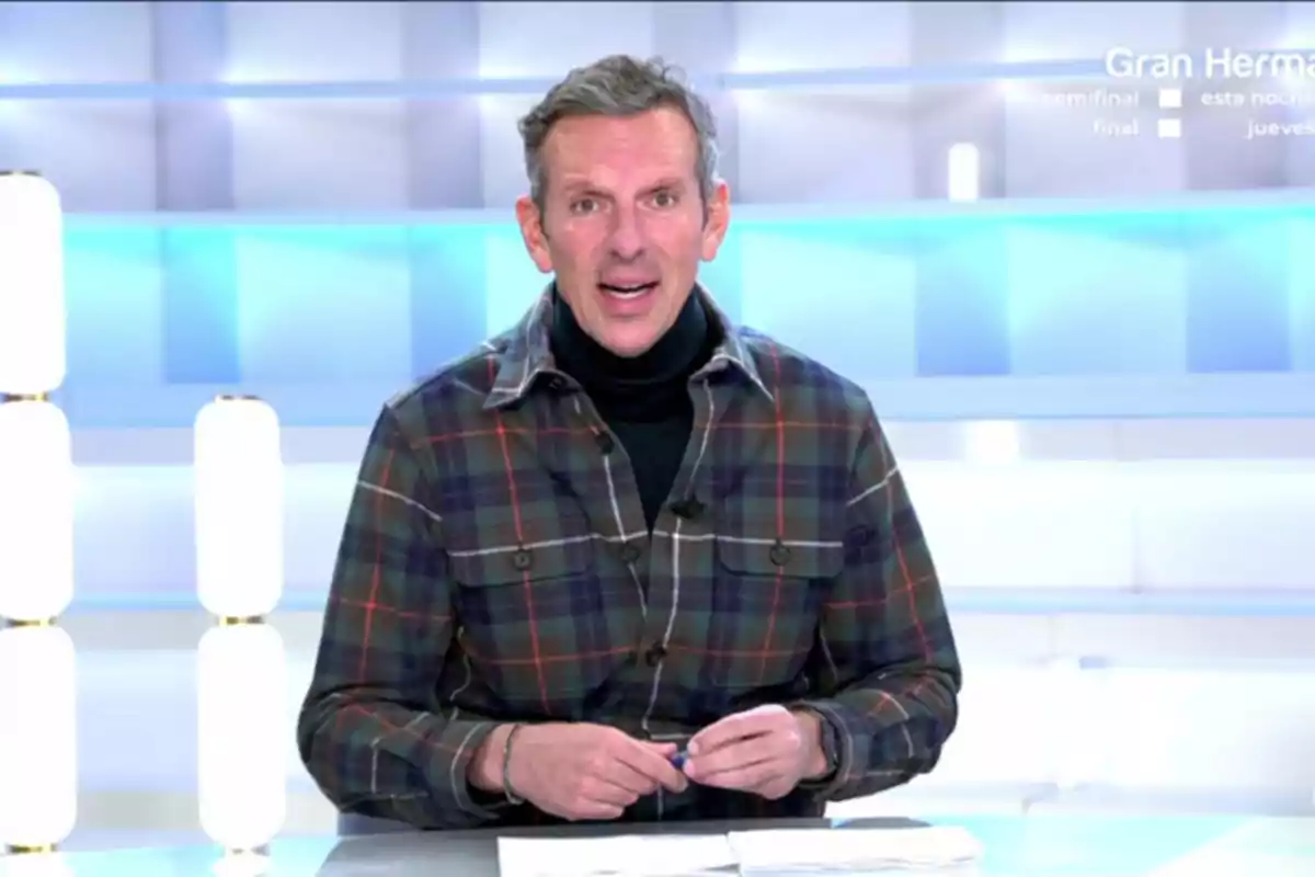 Joaquín Prat con camisa de cuadros habla frente a una mesa en un estudio iluminado. Captura de 'Vamos a ver' Joaquín Prat con camisa de cuadros habla frente a una mesa en un estudio iluminado. Captura de 'Vamos a ver'