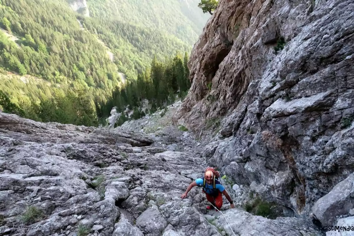 Un home fent la via d'escalada d'Estasen a Pedraforca