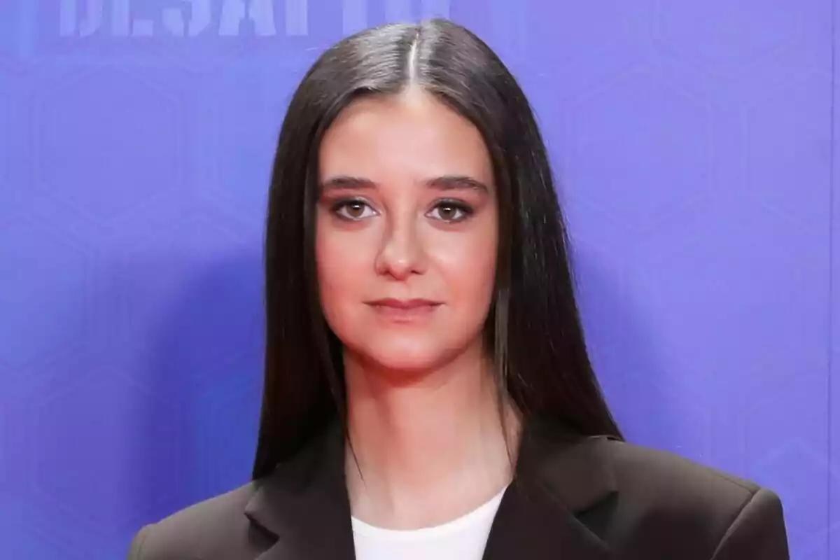 Victoria Federica con cabello largo y lacio, vistiendo un traje oscuro, posando frente a un fondo azul en la rueda de prensa de El Desafío. Victoria Federica con cabello largo y lacio, vistiendo un traje oscuro, posando frente a un fondo azul en la rueda de prensa de El Desafío.