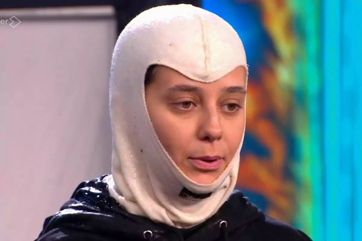 Victoria Federica amb una caputxa blanca ajustada en un entorn acolorit a El Desafío. Victoria Federica amb una caputxa blanca ajustada en un entorn acolorit a El Desafío.