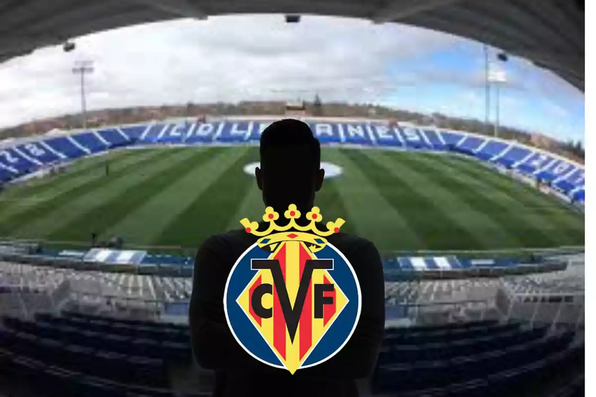 Persona amb el logo del Vila-real CF en un estadi de futbol.