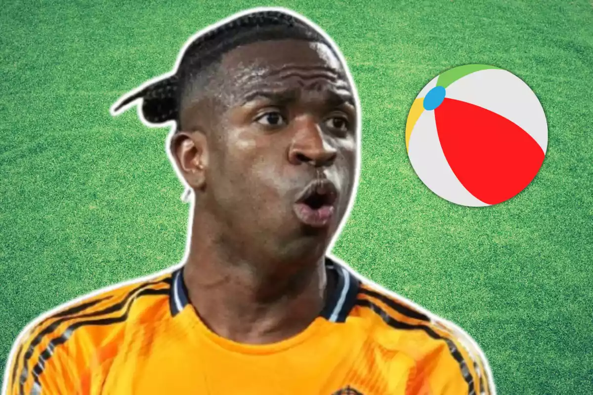 Vinicius y un balón de playa